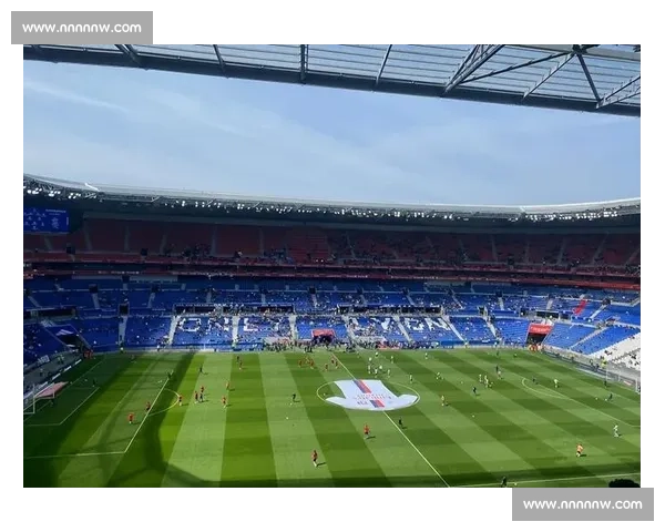 在绿茵场轮回中见证一个足球赛季的激情荣耀与时代记忆书写传奇篇章