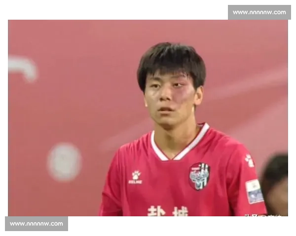 围绕两黄一红判罚争议裁判尺度与比赛走势深度解析影响球队命运 围绕两黄一红判罚争议裁判尺度与比赛走势深度解析影响球队命运